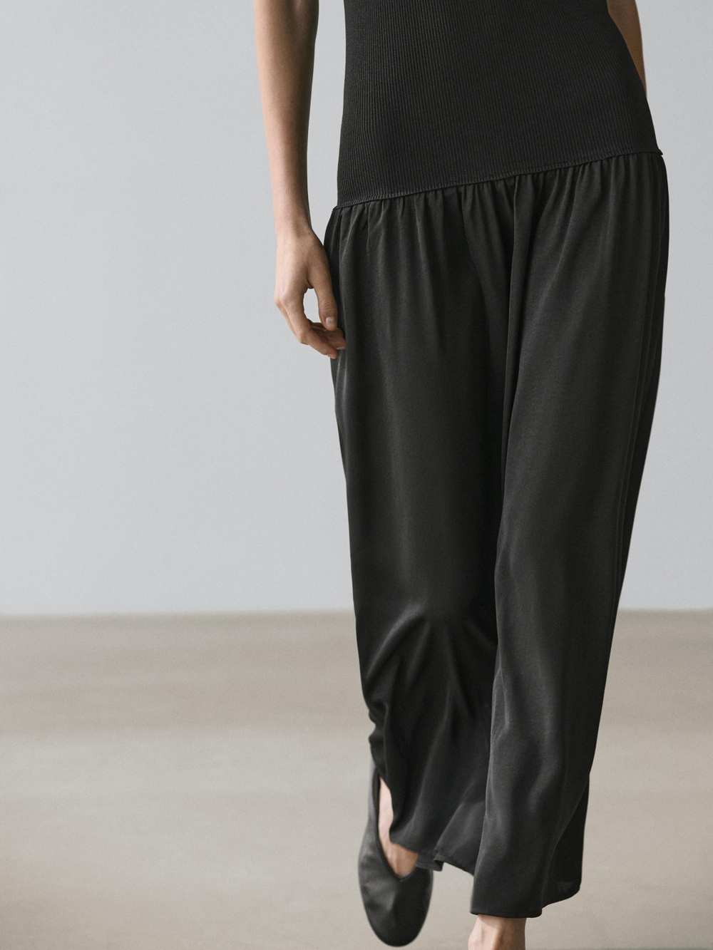 Massimo Dutti Трикотажное платье миди с контрастной деталью, черный