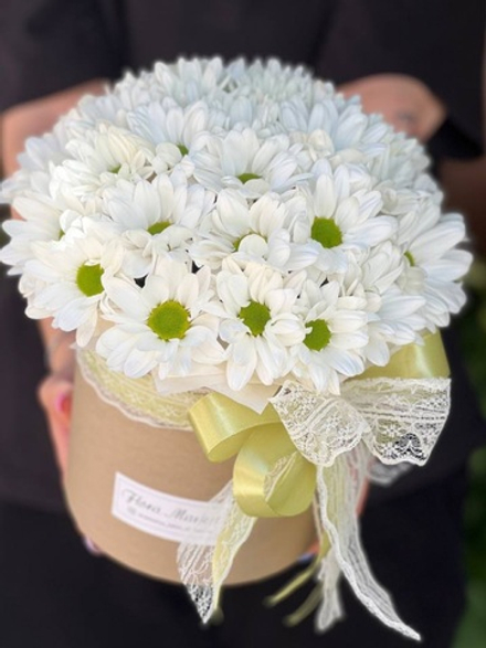 Элегантная коипозиция с кустовой хризантемой в нежной шляпной коробке от Флора Маркет