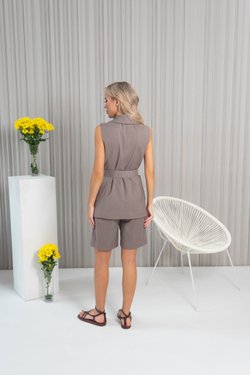 Костюм какао из удлиненного жилета и шорт