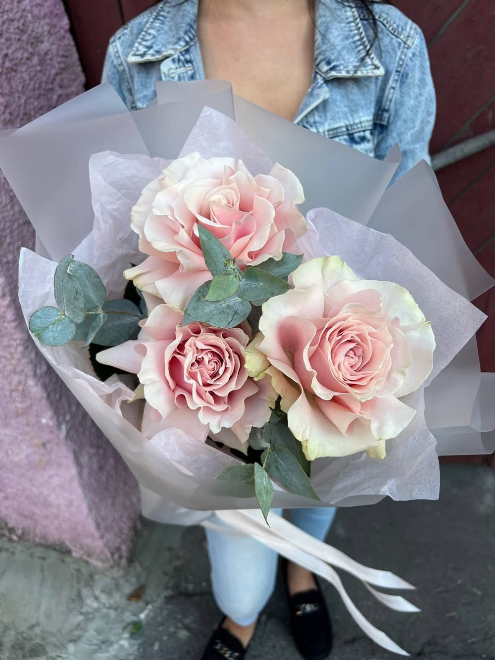 Французская роза нежно розовая с эвкалиптом, 3 штуки