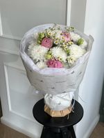Букет из хризантемы, лизиантуса, пионов и ромашки