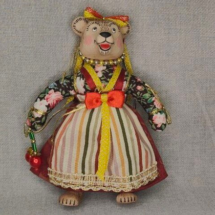 Ёлочная игрушка Медведица "Маша" с ягодкой