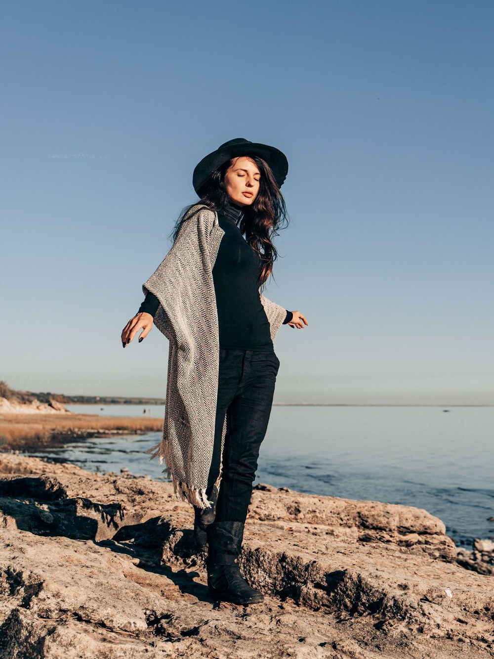 Бохо-накидка из фактурного хлопка (черный/зигзаг)