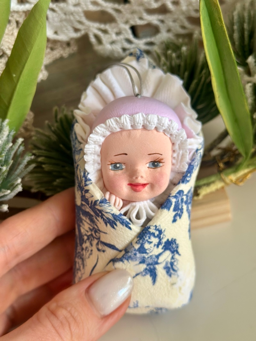 Елочная игрушка Пупсик в одеялке. Девочка