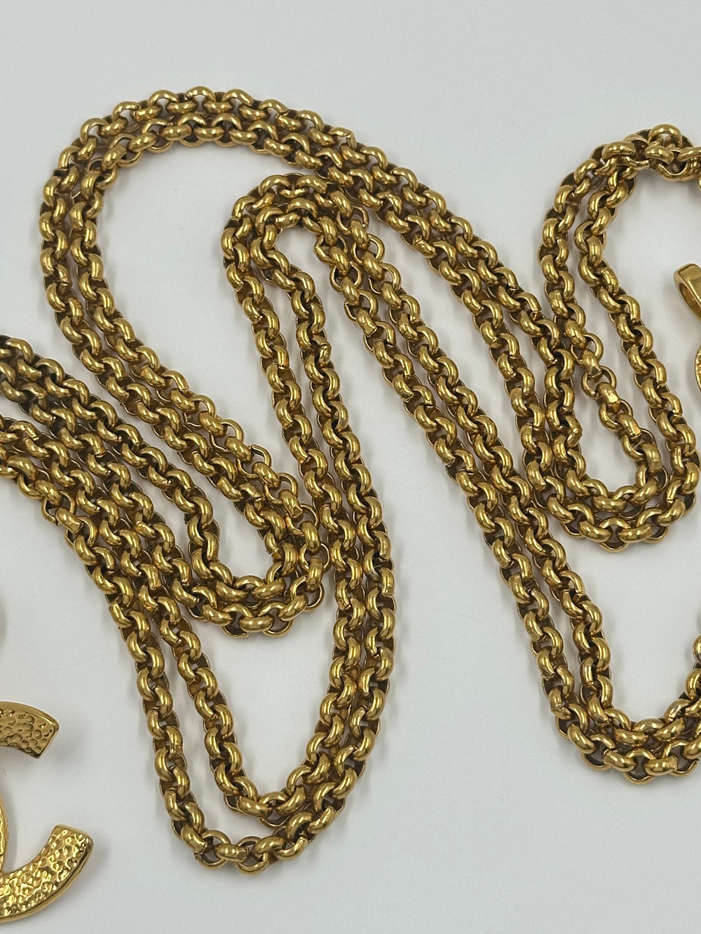 Кулон Chanel с логотипом