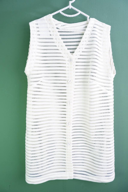 Жилетка кружевная на пуговицах, визуально на 52 размер