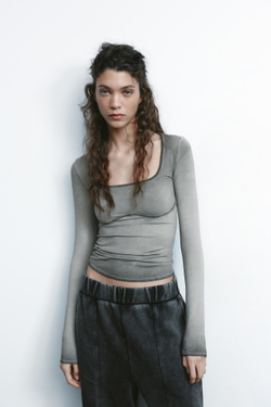 ZARA ФУТБОЛКА ИЗ ПОЛИАМИДА С ЭФФЕКТОМ ПОТЕРТОСТИ, СЕРЫЙ