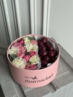 Цветочная композиция в коробке+ маракуйя в йогуртово-шоколадной глазури