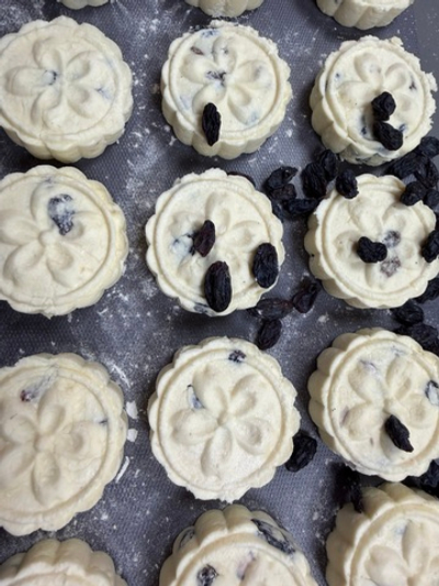 Сырники из коровьего творога с изюмом, (10 шт), 500 гр