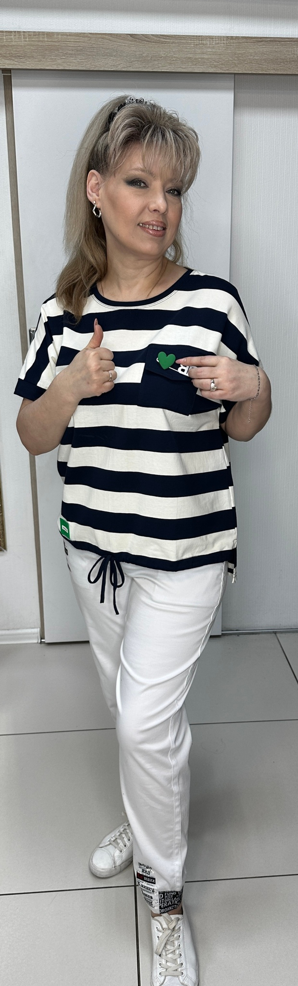 Блузон из хлопка в сине-белую полоску с булавкой