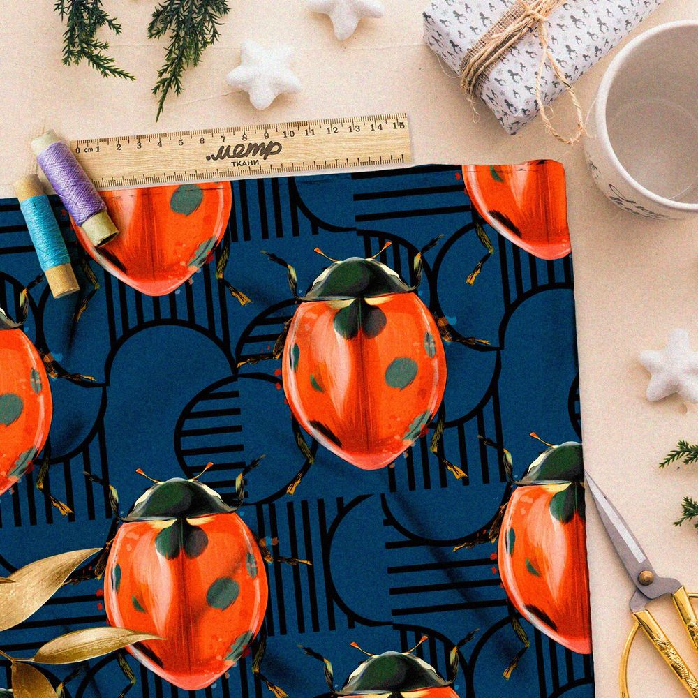 Ткань флис крупный божьи коровки на синем фоне с рисунком