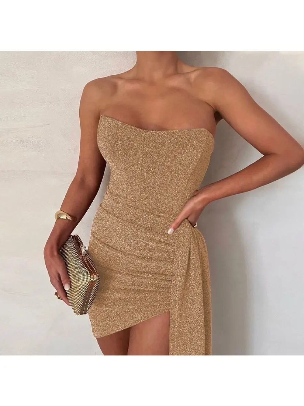 Платье вечернее блестящее со шлейфом