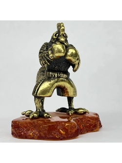 Бронзовая статуэтка на янтаре