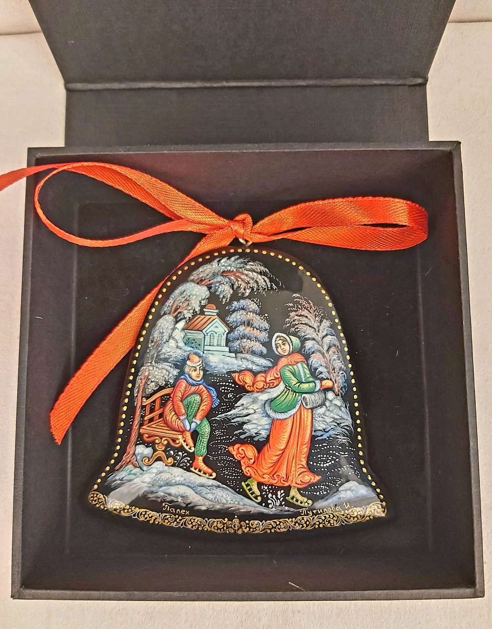 Ёлочная игрушка Колокольчик с росписью Палех "На катке"