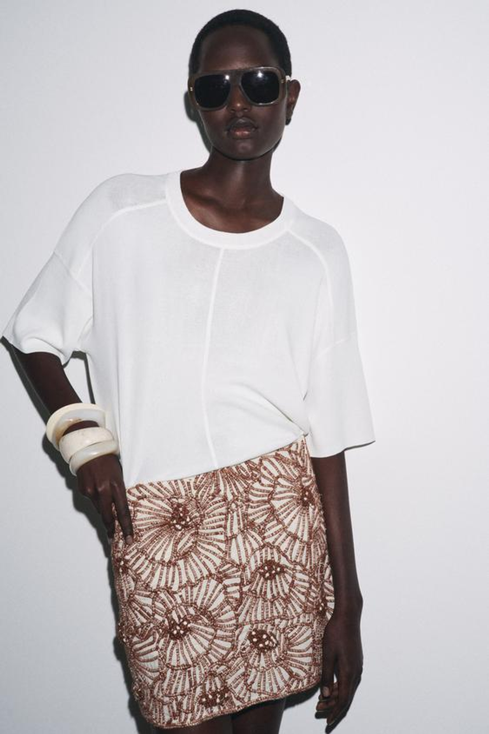 ZARA КОРОТКАЯ ЮБКА С ВЫШИВКОЙ В ВИДЕ ЦВЕТОВ — ZW COLLECTION, ЭКРЮ/КОРИЧНЕВЫЙ