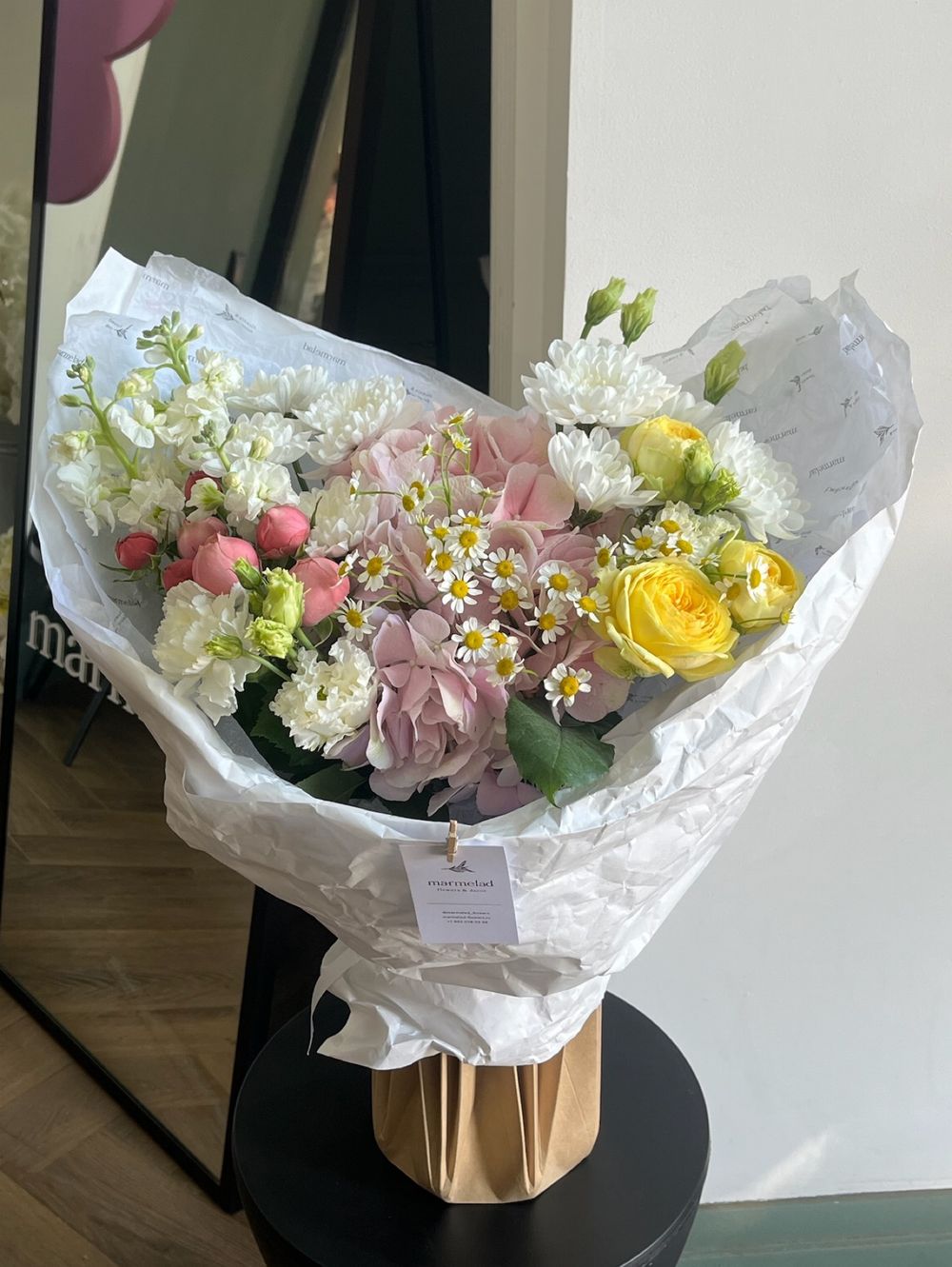 Букет сборный из гортензии, ромашки, кустовых пионовидных роз и лизиантуса