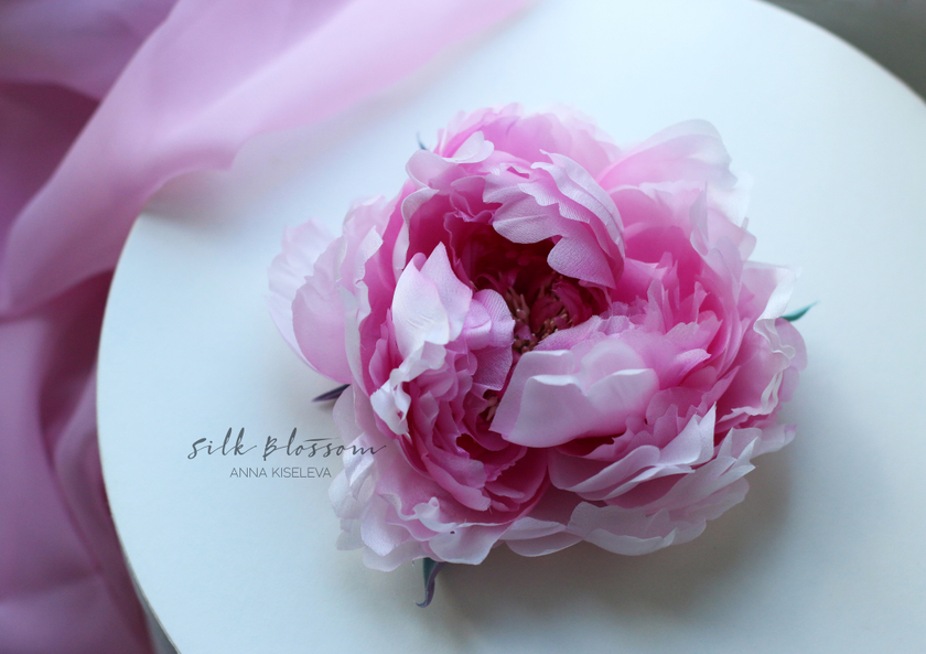 Брошь из шелка Малиновый пион