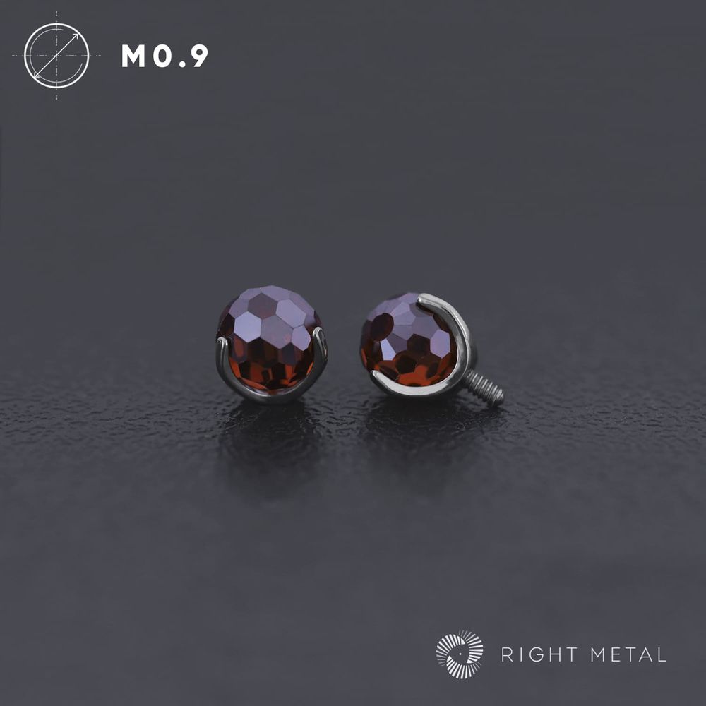 Ball 3-Prongs Faceted Red
