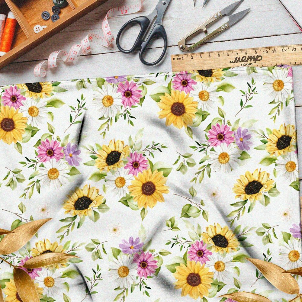 Ткань атлас разноцветные ромашки и подсолнухи на белом фоне