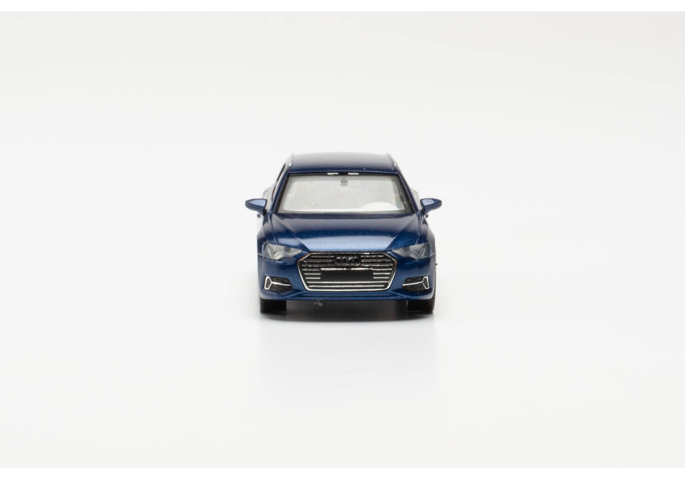 Автомобиль Audi A6 Avant, синий металлик