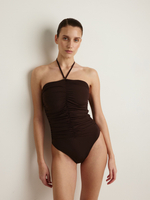 СЛИТНЫЙ КУПАЛЬНИК СО СБОРКАМИ