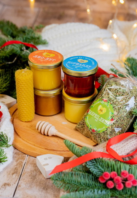 Набор №45 "4 вида мёда по 140гр + чай + свеча + ложка"