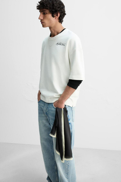 ZARA ТОЛСТОВКА С КОНТРАСТНЫМ ПРИНТОМ, БЕЛЫЙ