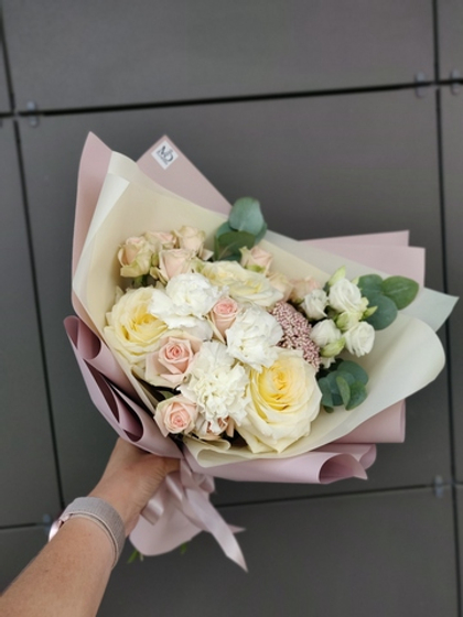 Нежный конфетный букет с пионовидной, кустовой розой, эустомой и эвкалиптом