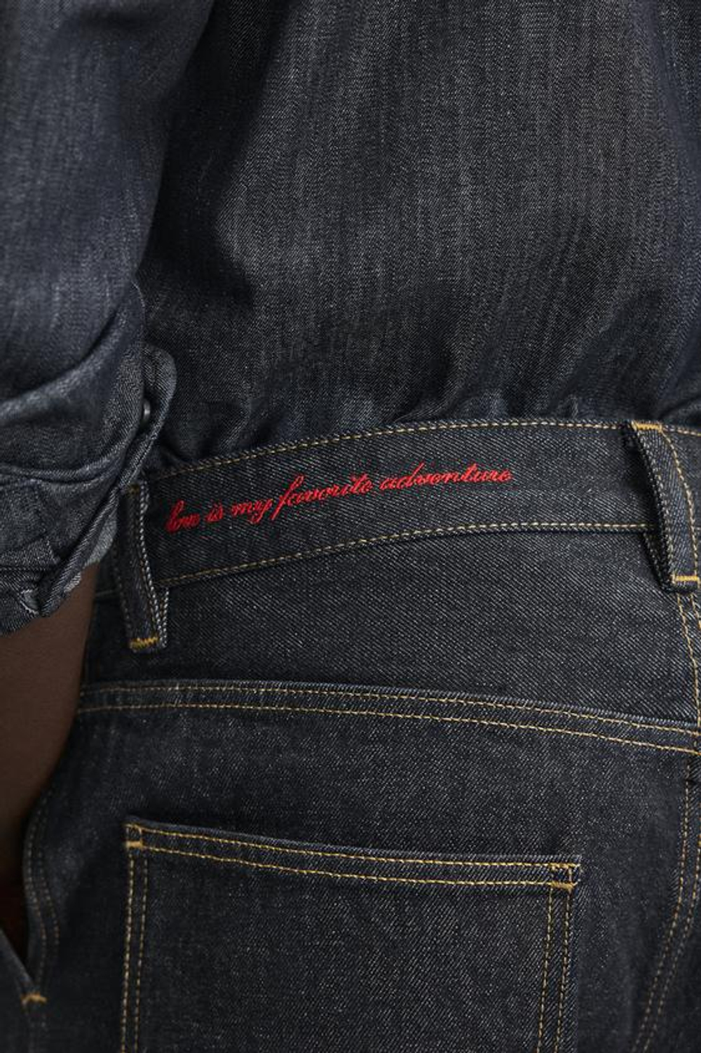 ZARA ДЖИНСЫ ЧИНОС С ВЫШИВКОЙ В ВИДЕ СЕРДЕЦ, СИНИЙ