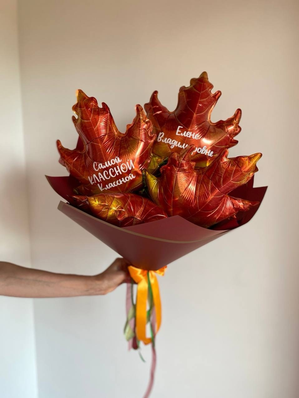 Букет из кленовых листов на 1 сентября