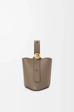 Loewe Мини-сумка-ведро Pebble из мягкой зернистой телячьей кожи, серо-коричневый