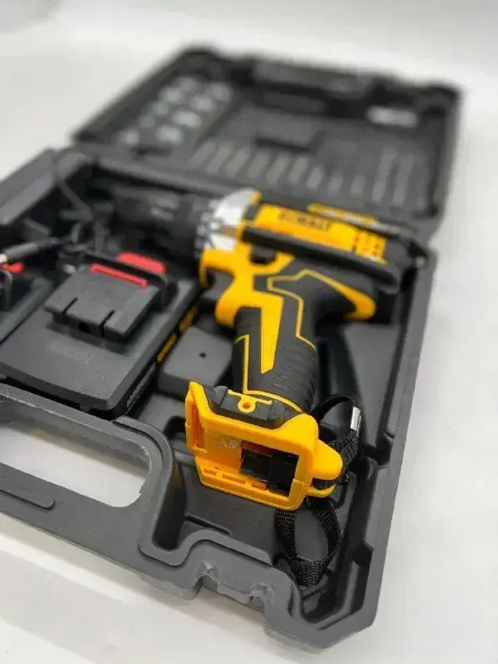 DeWalt Шуруповерт, 18 В, 50 Нм, 2 АКБ