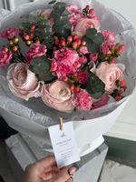 Сборный букет из гиперикума, ранункулюсов, кустовых диантусов и эвкалипта