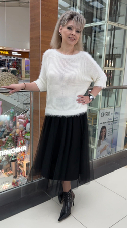 Белый джемпер с вырезом "лодочка"