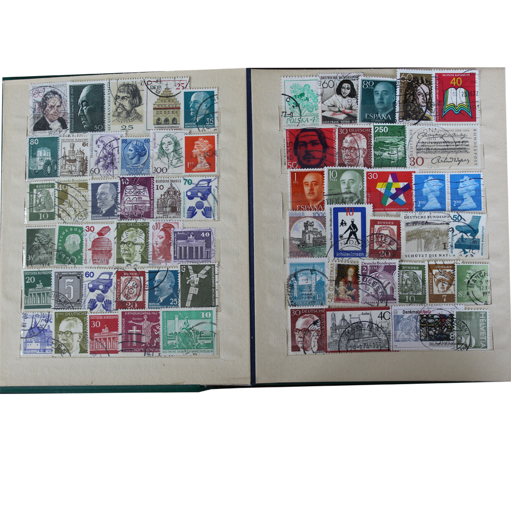 Альбом с коллекцией иностранных марок, в количестве 700+ штук. VF