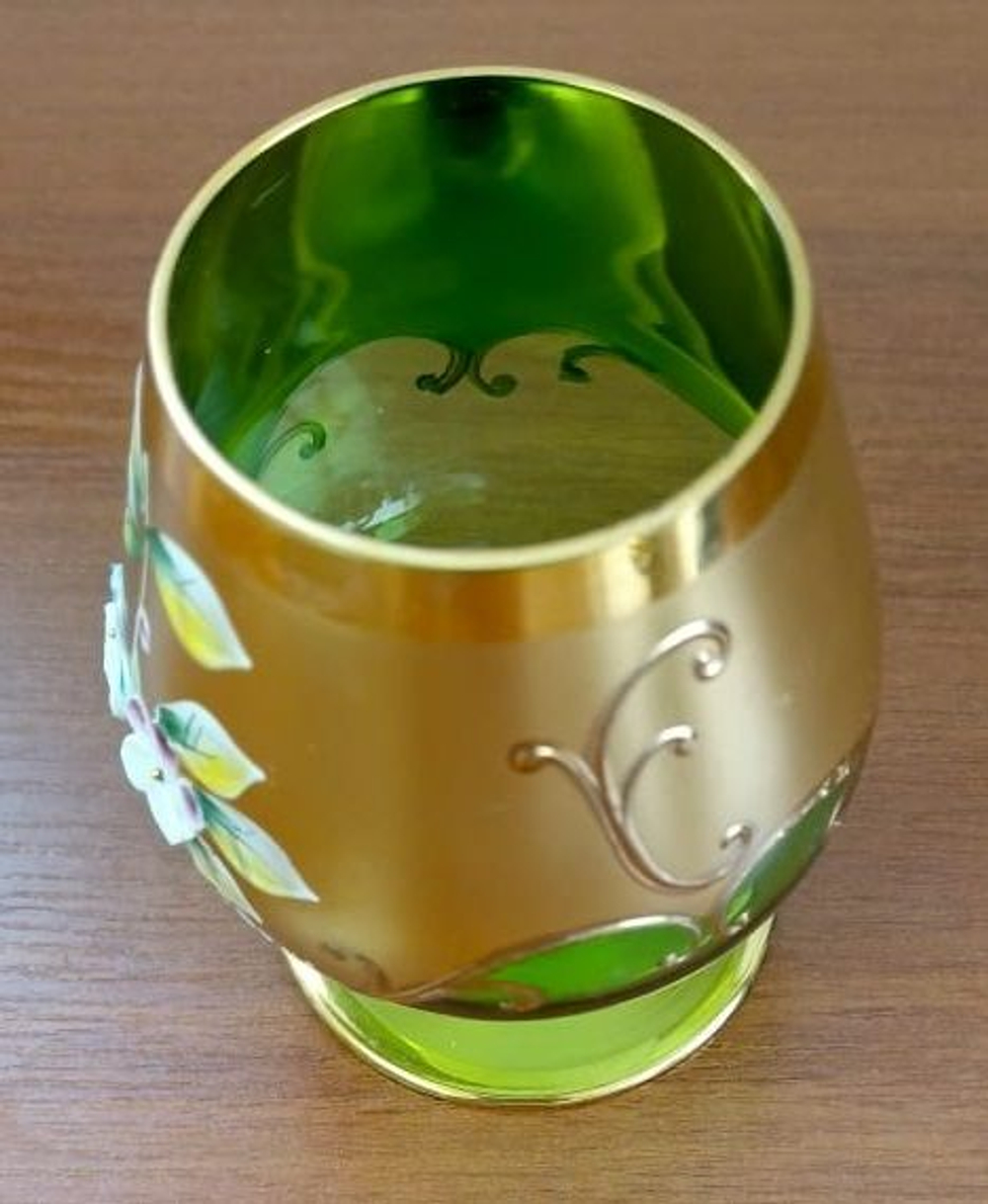 Винтажный бокал из зеленого стекла с лепкой из фарфора Чехия