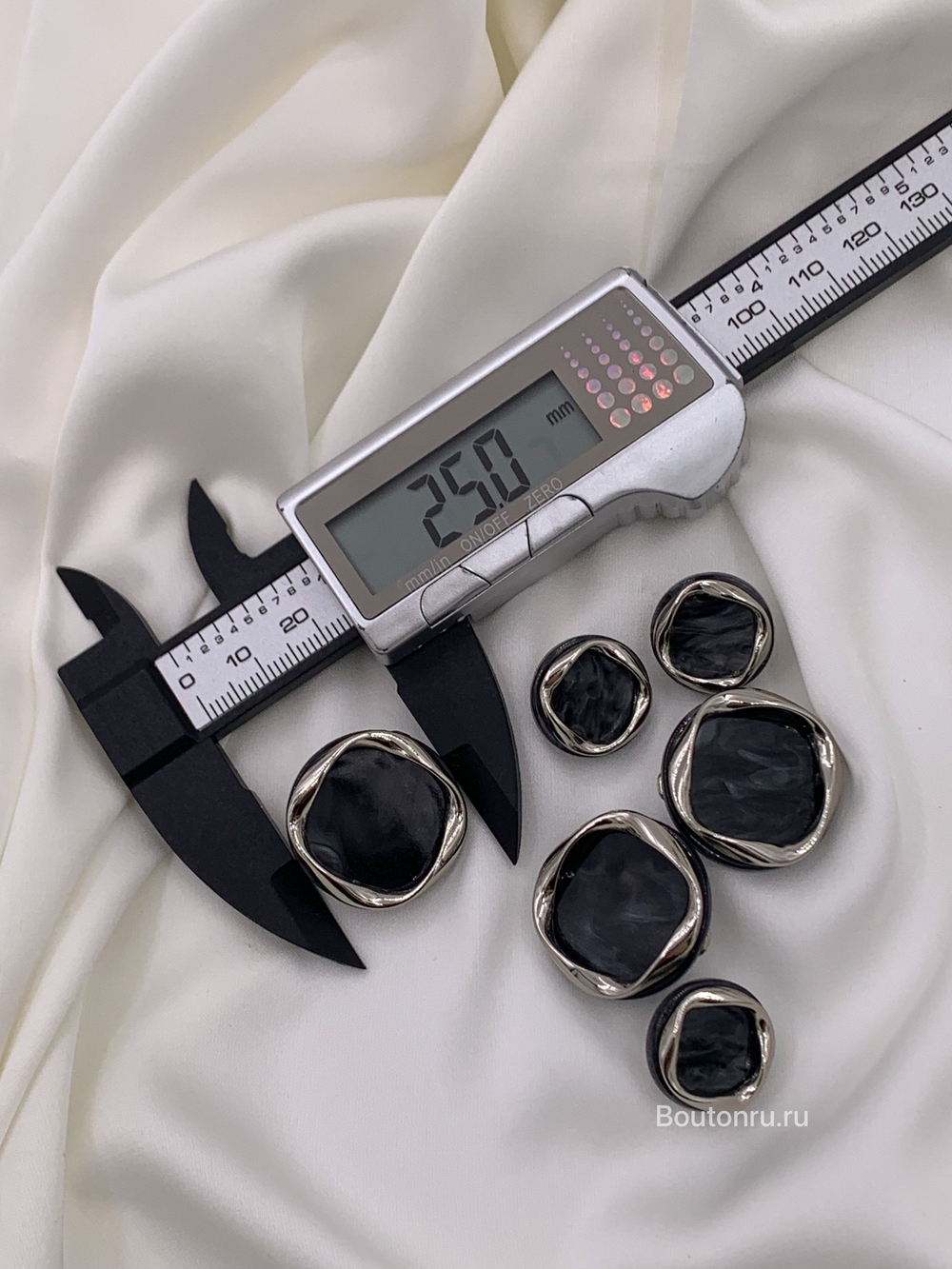 Пуговицы черные перламутр с серебром неровный квадрат