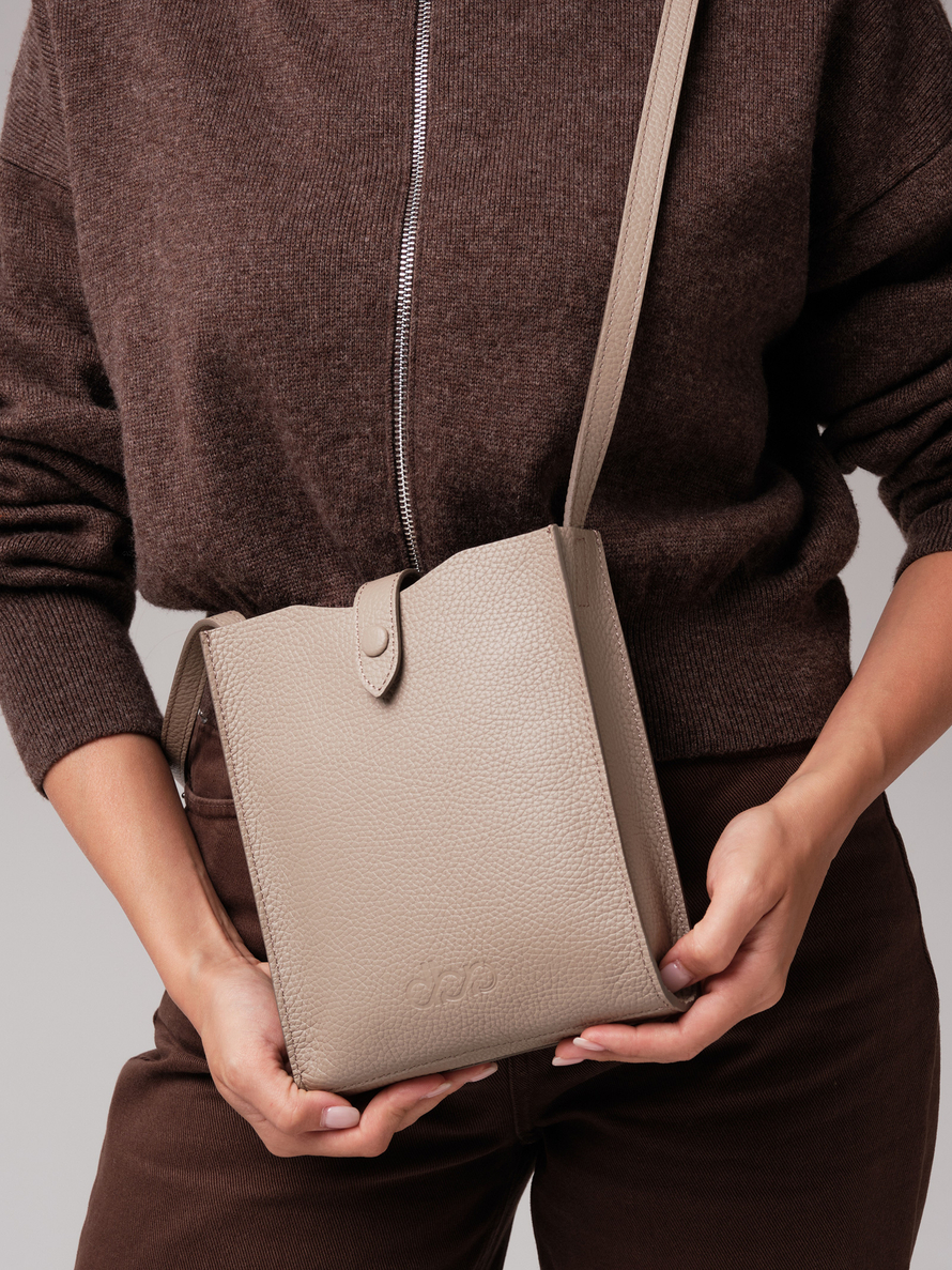 Женская кожаная сумка кросс-боди DBR 30919 бежевый латте