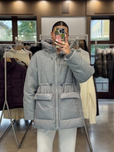 Комбинированный удлиненный пуховик серого цвета