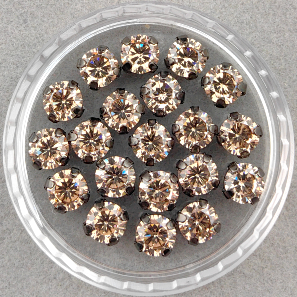 Фианиты шатоны в оправах, песочный/темная сталь