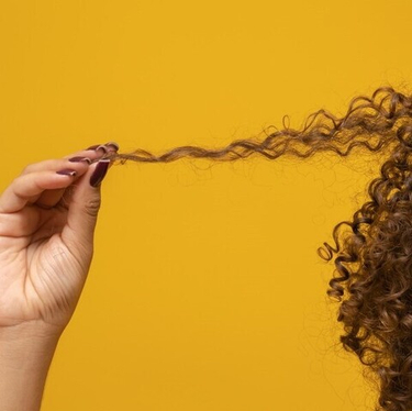 5 способов ухаживать за кудрявыми волосами в домашних условиях