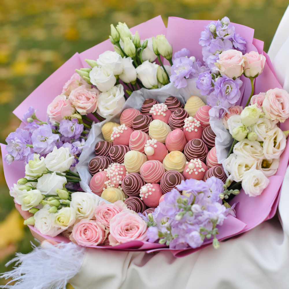 Букет из клубники в шоколаде «Рассвет» с маттиолой, эустомой и кустовой розой