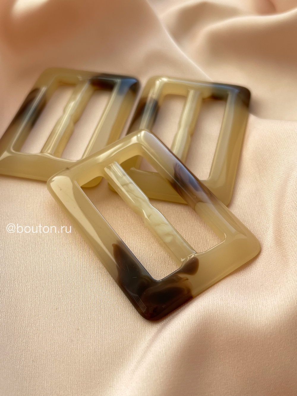 Пряжка светло-коричневая 40