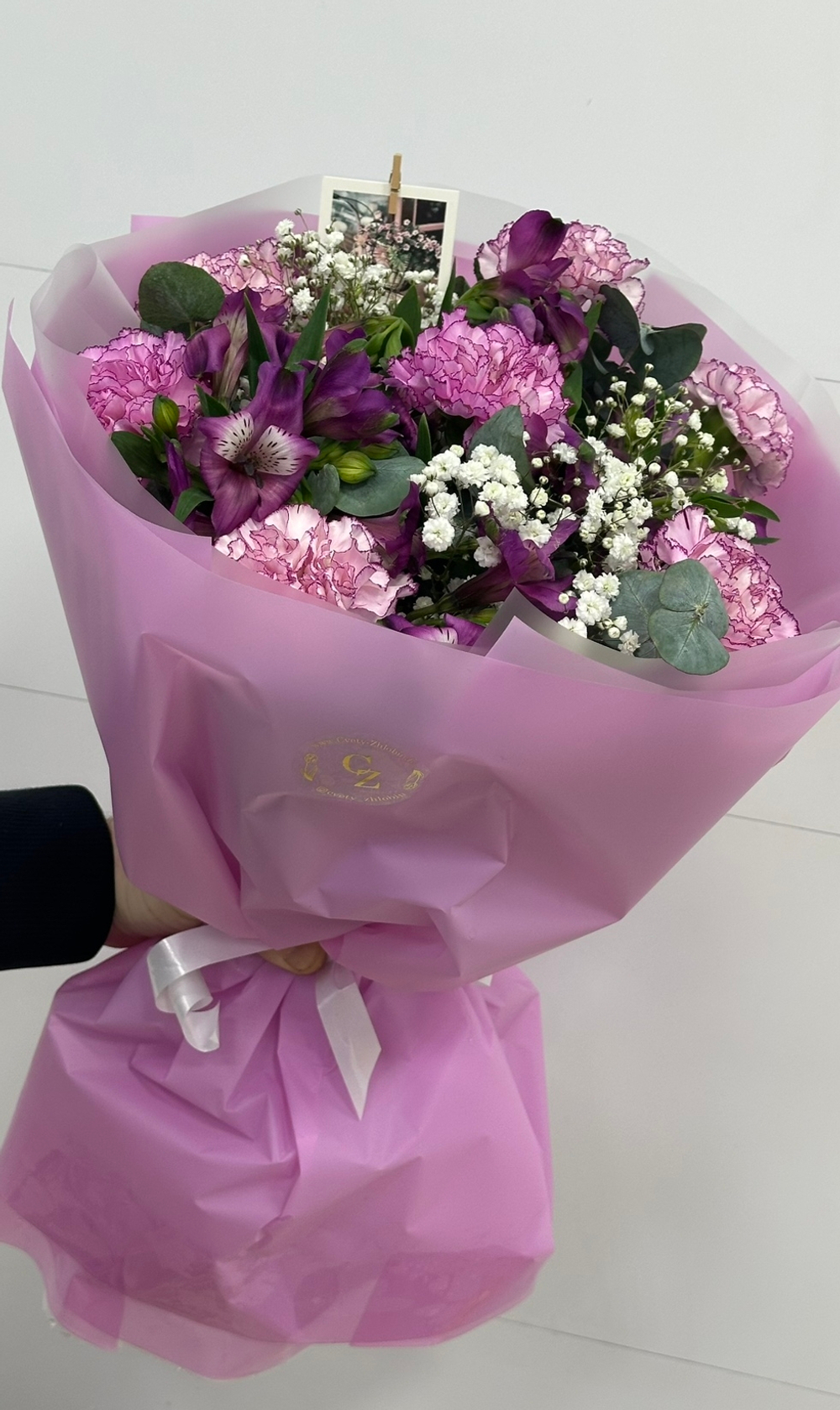 Стойкий букет из гвоздик и альстромерий