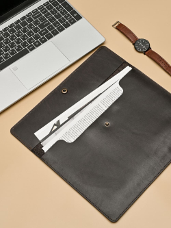 Фотография с примером наполнения папки А4 для документов и бумаг натуральная кожа ручная работа тёмно-коричневый цвет