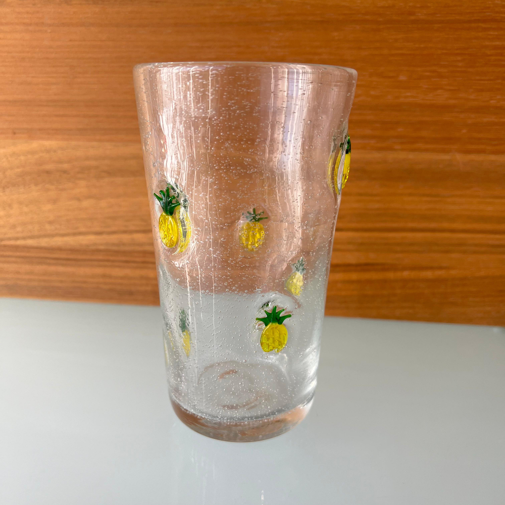 Стакан с ананасами