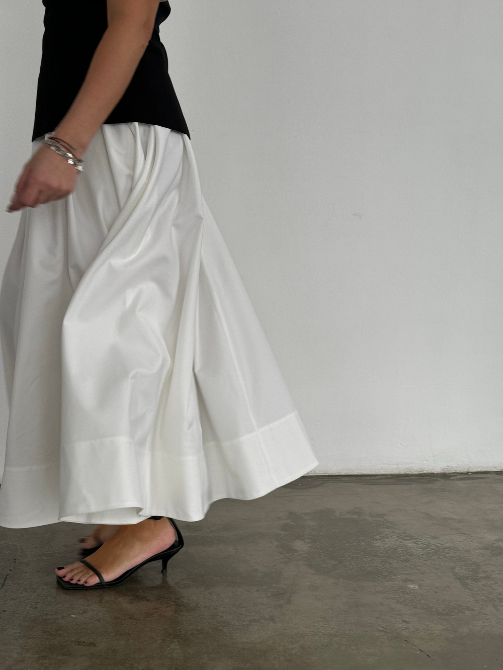 Пышная молочная юбка