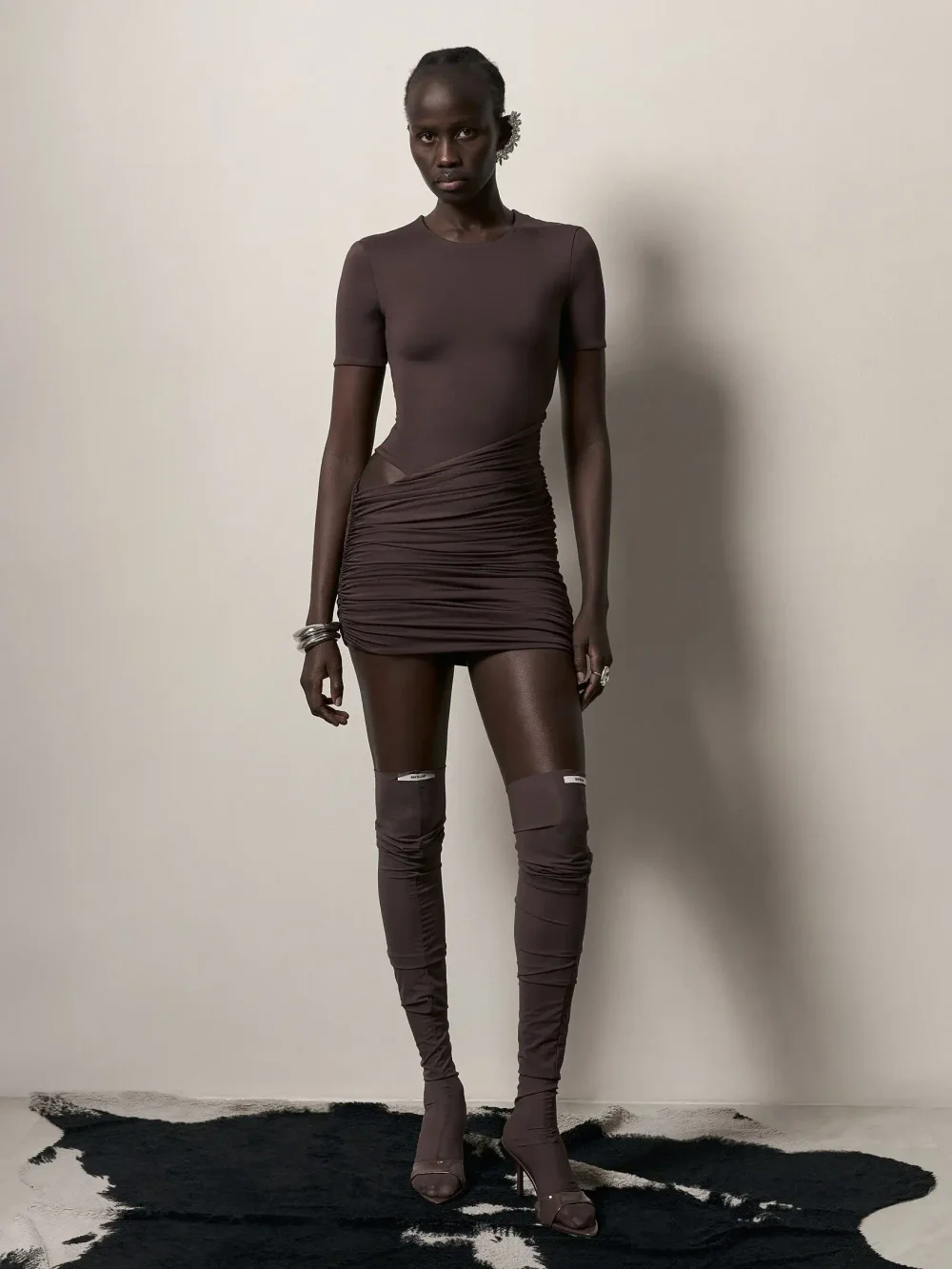 Платье футболка с драпировкой, Коричневый