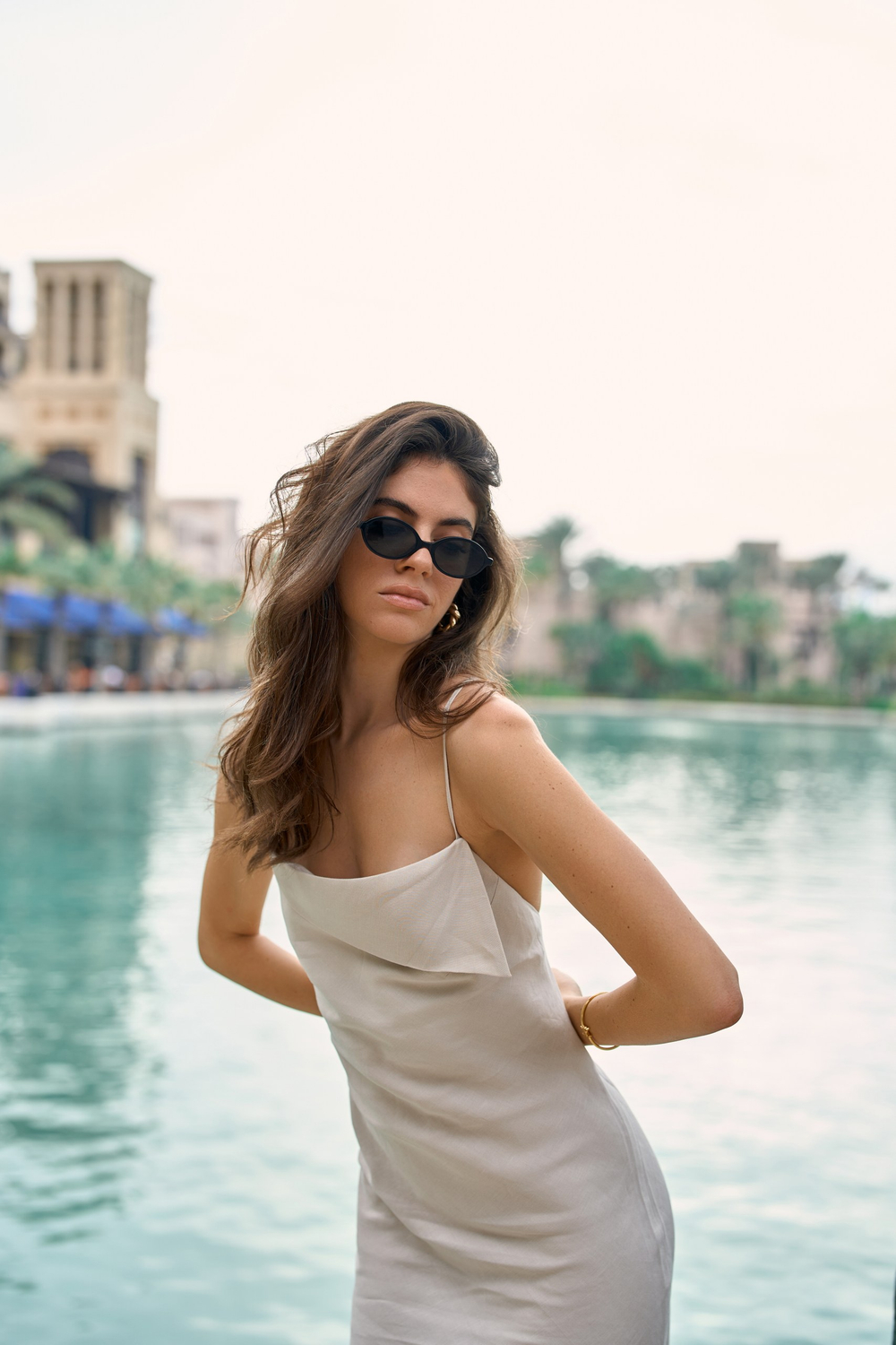 Платье футляр из бежевого льна