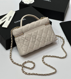 Молочная сумка Chanel прямоугольная с золотой фурнитурой